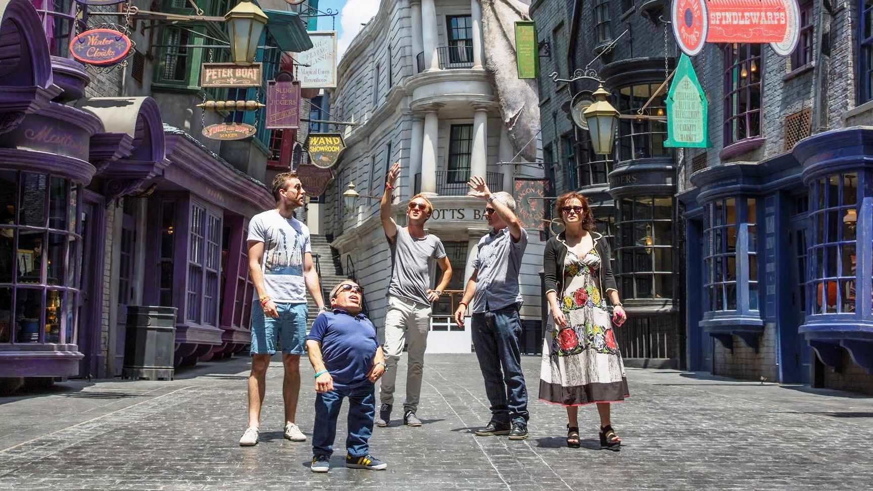  Harry Potter stars tour Diagon Alley